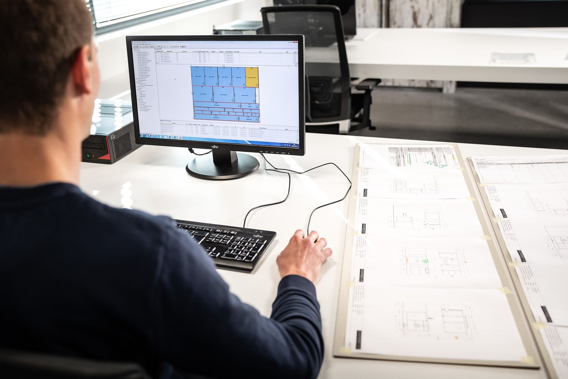 Programas da famíla Ardis Homem em uma mesa utilizando um computador com Ardis Optimizer na tela